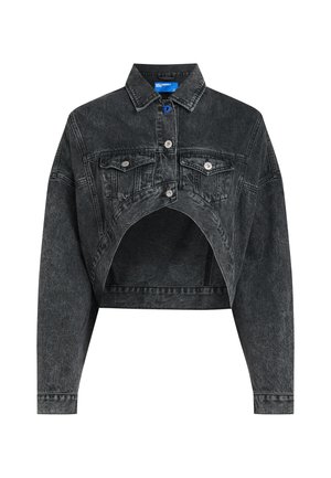 Veste en denim noir coupée avec un devant boutonné, deux poches poitrine et une partie inférieure ouverte. Dispose de quincaillerie argentée et d'une finition texturée.
