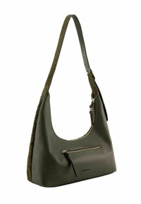 Sac à main en cuir vert olive avec une forme courbée, un côté tissé texturé et une poche zippée à l'avant. Bandoulière réglable pour plus de polyvalence.