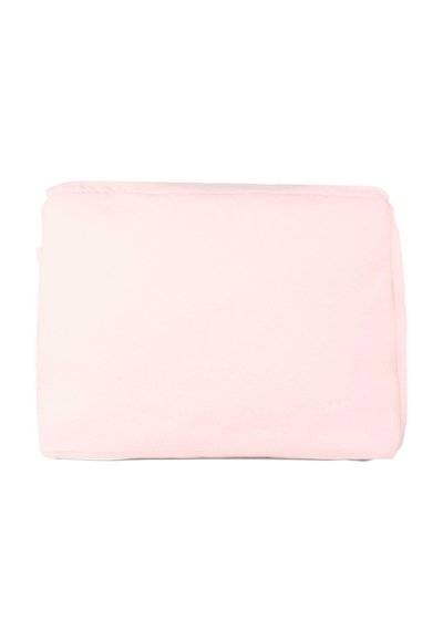 Blød, lyserød tæppe med en glat tekstur, pænt foldet. Simpelt design uden mønstre eller accenter, lavet af åndbart stof.