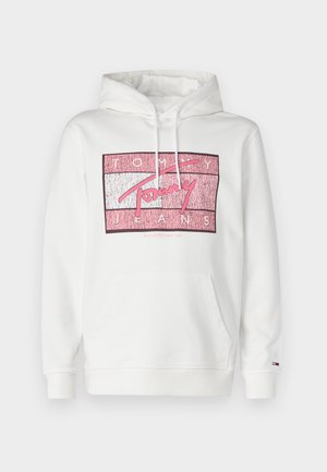 Sudadera blanca con un gráfico frontal en rosa que presenta el texto "TOMMY" y "JEANS". Material suave, corte relajado y un bolsillo canguro en la parte frontal.