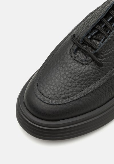 The Antipode Zapatillas - black