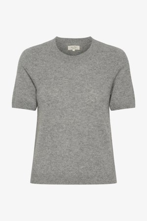 Harmaa lyhythihainen neuletunika, joka on valmistettu pehmeästä neulemateriaalista. Pyöreä pääntie ja minimalistinen muotoilu. Saumattomat, siistit reunat luovat tyylikkään ilmeen.