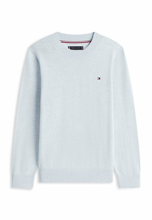 Lyseblå crewneck-trøje med ribstrikkede manchetter og kant, der har et lille Tommy Hilfiger-logo på venstre bryst.