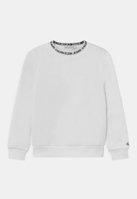 Biała bluza z okrągłym dekoltem, z czarnym logo wzdłu�ż kołnierza, długimi rękawami i ściągaczami. Materiał wydaje się miękki i gładki.