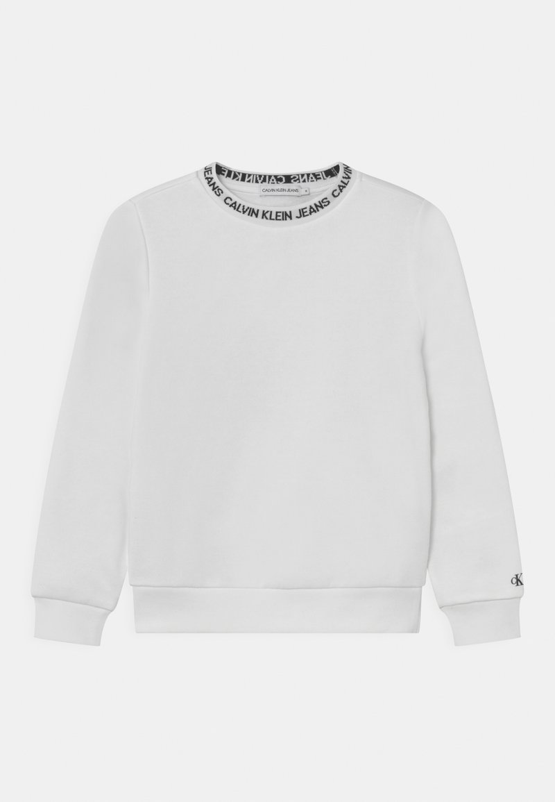 Biała bluza z okrągłym dekoltem, z czarnym logo wzdłuż kołnierza, długimi rękawami i ściągaczami. Materiał wydaje się miękki i gładki.