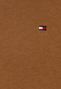 Tommy Hilfiger PIMA ORG CTN CASHMERE ZIP MOCK - Camisola - desert khaki
