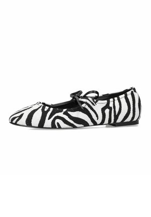 Chaussure de ballet plate avec motif zèbre noir et blanc, bout arrondi et fin nœud sur le dessus sur fond blanc.