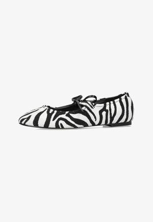 Chaussure de ballet plate avec motif zèbre noir et blanc, bout arrondi et fin nœud sur le dessus sur fond blanc.