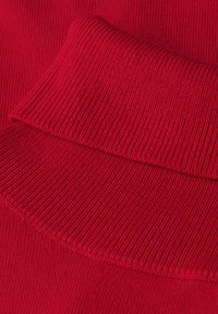 Tessuto a maglia rossa con texture a costine, caratterizzato da un dettaglio di colletto ripiegato. Il design complessivo è liscio, creando un aspetto accogliente.