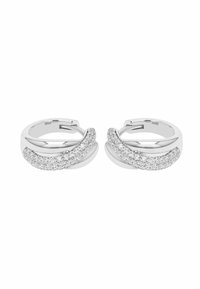 Orecchini a cerchio in argento con design intrecciato, caratterizzati da una fila di cristalli scintillanti su un lato e una finitura liscia sull'altro.
