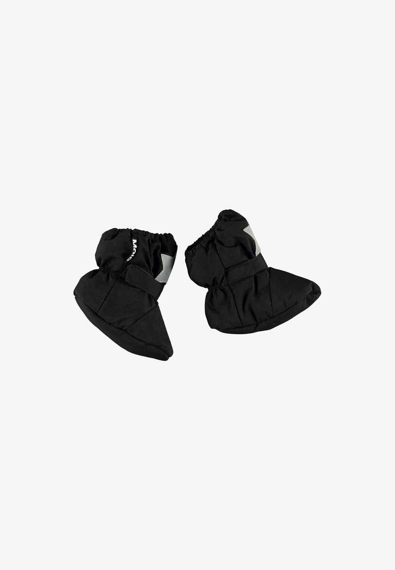 Botins pretos acolchoados com topos franzidos e correias de Velcro, apresentando uma ponta afilada e um tecido suave e texturizado para conforto.