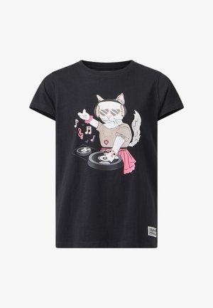 Meisje in een roze hoodie en broek met bruine sneakers, een zwart T-shirt met een afbeelding van een katten-DJ, staand tegen een effen achtergrond.