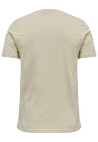 Beige bomulds t-shirt, rund hals, korte ærmer, glat struktur, ensfarvet ryg uden grafik eller mønstre, afslappet pasform.