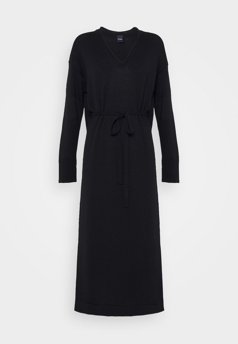 Robe en maille noire à manches longues avec col en V et ceinture ajustable à nouer à la taille, longueur midi, présentée sur fond blanc.