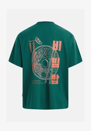 Vihreä puuvillainen t-paita, jossa on kuvio bibimbap-kulhosta, oransseilla teksteillä ja valkoisilla ääriviivoilla, lyhyet hihat ja pyöreä pääntie.