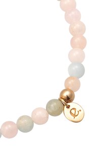 Armband med pärlor i ljusrosa, blå och gröna runda stenar, guldhardware och en liten guldtag med logotypdetalj.