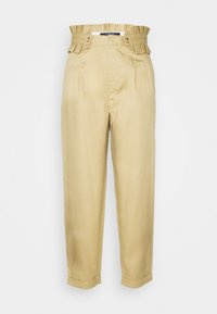 Pantalons beiges avec une taille froncée, dotés de double boutons et de plis. Conception de jambe fuselée avec des poignets aux chevilles. Texture de tissu lisse.