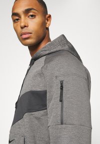 Nike Performance Majica s kapuljačom - charcoal heather/dark smoke grey/black