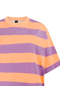 T-shirt à manches courtes avec larges rayures horizontales orange et violettes et un col rond.