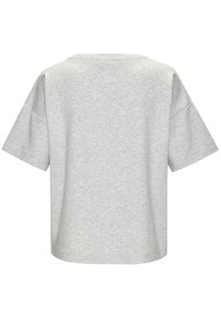 Siva pamučna majica, kratki rukavi, kutni oblik, rebrasti ovratnik, jednostavna tekstura, bez logotipa ili uzoraka, prikazan stražnji pogled.