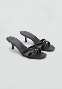 Černé sandály na podpatku s elegantním designem, tenkými překříženými pásky, texturovanou stélkou a skromným kitten heel pro nenápadné zvýšení.
