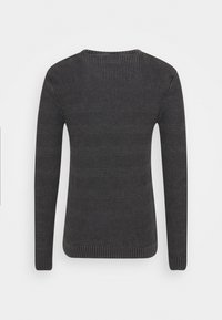 Ciemnoszary sweter z długim rękawem, o teksturowanym wzorze dzianiny, z okrągłym dekoltem oraz ściągaczami przy mankietach i u dołu, zapewniający dopasowany kształt.