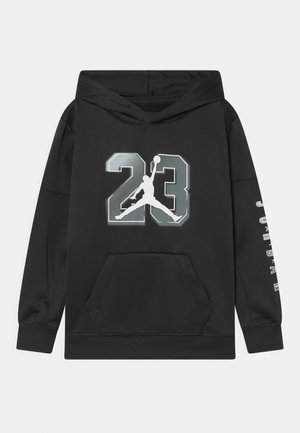 Sudadera con capucha negra con un gran "23" y una silueta blanca de un jugador de baloncesto en la parte frontal, y texto "Jordan" en la manga derecha.