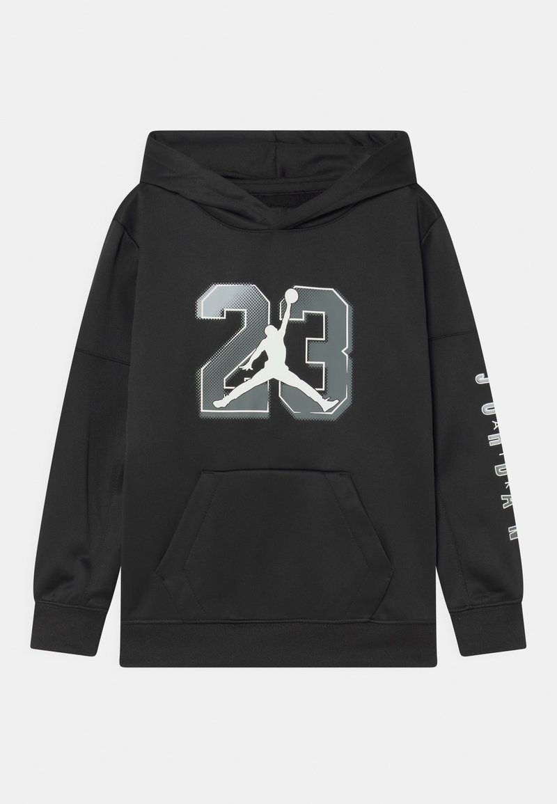 Sudadera con capucha negra con un gran "23" y una silueta blanca de un jugador de baloncesto en la parte frontal, y texto "Jordan" en la manga derecha.