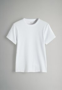 Maglietta bianca in cotone con maniche corte, scollo tondo, tessitura a costine e orlo dritto. Etichetta visibile all'interno del collo.