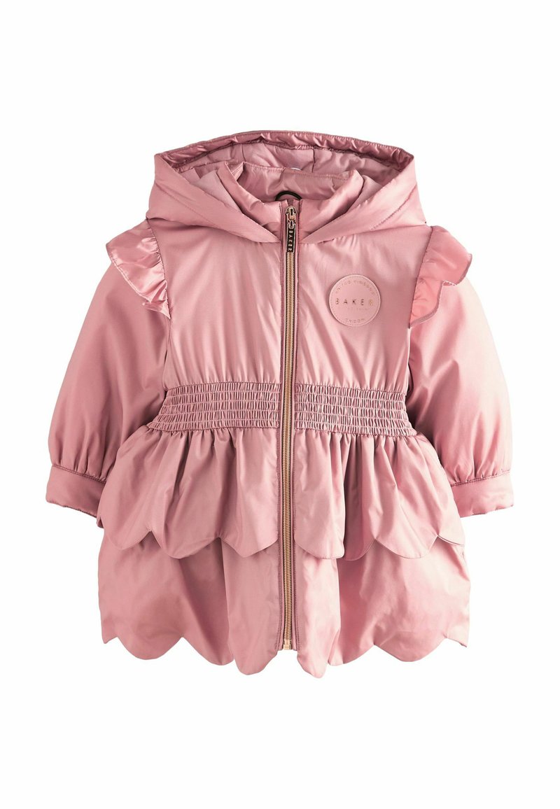 Rosa Kapuzenjacke mit Rüschendetails, gerafftem Bund, gewelltem Saum und einem Reißverschluss vorne. Mit einem runden Logo-Patch auf der Brust.