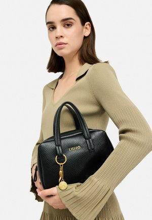 Borsa a tracolla nera in pelle текстurizzata con una forma strutturata, dettagli in hardware dorato e un portachiavi. Logo "LIUJO" impresso sul davanti.