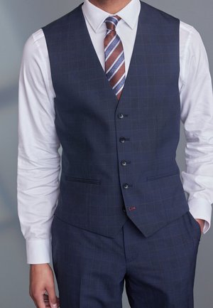 Navyblauw vest met een subtiel ruitpatroon, enkelgelaagd ontwerp, vijf knopen en twee zakken; gecombineerd met een wit overhemden en een gestreepte stropdas.