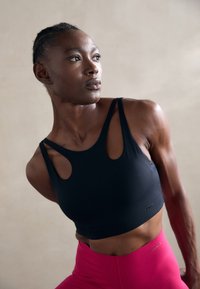 Stronger SHAPING CUT OUT BRA - Sujetadores deportivos con sujeción media - black
