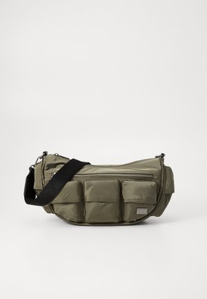 Olivgrüne Nylon-Umhängetasche mit strukturiertem Finish, ausgestattet mit einem Reißverschluss oben, mehreren Fronttaschen und einem verstellbaren Trageriemen.