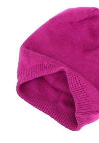 Beanie in fucsia lavorato a maglia con una texture morbida e elastica, caratterizzato da un risvolto e dettagli a costine lungo il bordo.