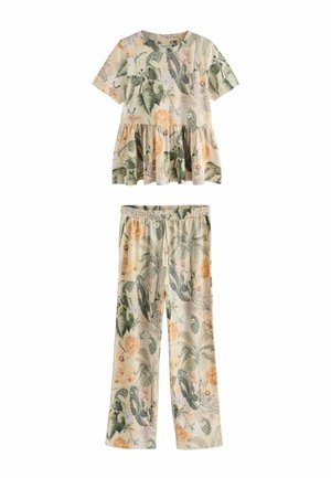 Kortærmet peplum-top og bukser med elastisk talje og lige ben med beige baggrund og grønne og orange tropiske bladprint.