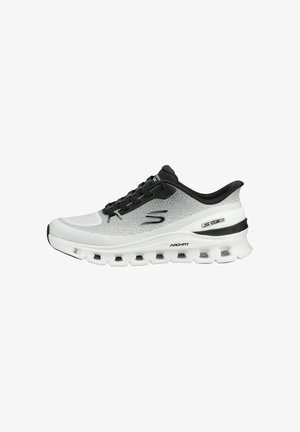 Weiße und schwarze Skechers Sportschuh mit Mesh-Obermaterial, Schnürdesign, gepolsterter Sohle und Details zur Unterstützung des Fußgewölbes.