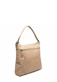Sac à épaule en cuir beige avec une poche à fermeture éclair sur le devant, forme structurée et une seule bandoulière. Texture douce, détail de couture minimal.