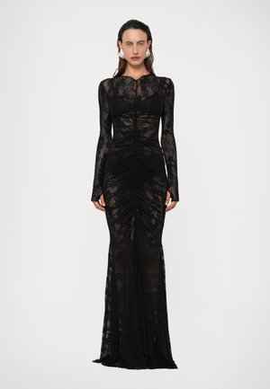 Vestido de encaje negro con mangas largas, silueta ajustada al cuerpo, textura recogida, patrones florales y un dobladillo de longitud hasta el suelo.