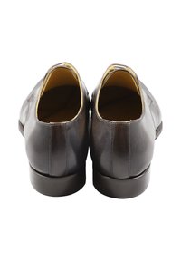 Scarpe in pelle marrone scuro con una superficie liscia e una forma arrotondata. Presentano un interno imbottito e una suola bassa e rigida.