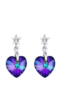 Boucles d'oreilles en ton argent, ornées de grandes cristaux violets en forme de cœur avec des accents bleus, suspendues à des tops en forme d'étoile avec un détail en pierre précieuse transparente.