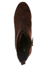 Bota de tobillo de ante marrón con cordones en la parte delantera, cierre de cremallera y superficie texturizada. Punta redondeada y suela plana con mínimo relieve.