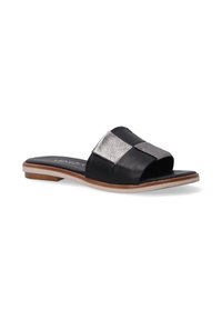Sort lædersandal med rutsjebanefunktion og en struktureret sølvaccent på overdelen, flad sål og lysebrun ydersål. Åben tå-design.