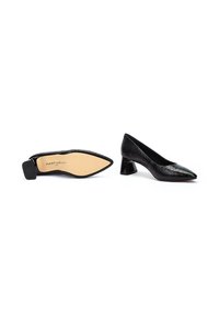 Zapatos de tacón negro de punta con material sintético texturizado, que presentan un tacón bloque negro esculpido y una plantilla beige suave con marca.