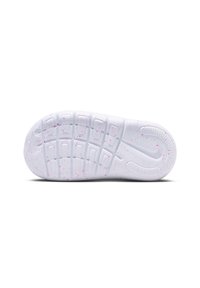 Weiße Schuhsohle mit rosa Sprenkeln, detaillierten Rillen und strukturiertem Profil für besseren Grip, von unten auf einem weißen Hintergrund gezeigt.