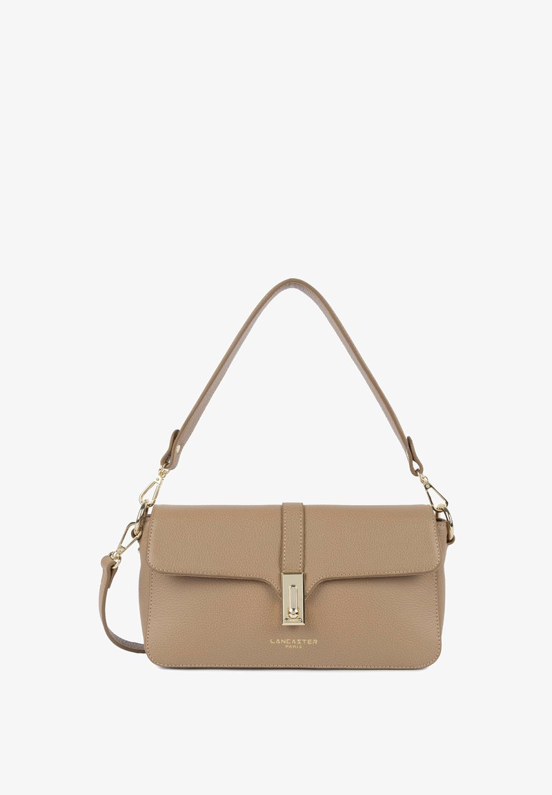 Beige strukturierte Lederhandtasche mit Klappverschluss, verstellbarem Schulterriemen und goldfarbenen Beschlägen. Mit geprägtem Markenlogo.