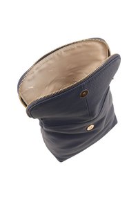 Sac en cuir bleu marine avec une fermeture éclair en haut et des accents en or. Texture douce avec un léger éclat, avec une doublure intérieure lisse beige.