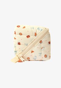 Poduszka pikowana w kremowej tkaninie z wzorami związanymi z jedzeniem; posiada kontrastowy zamek i małą tkaninową zakładkę. Kompaktowy i kwadratowy kształt.