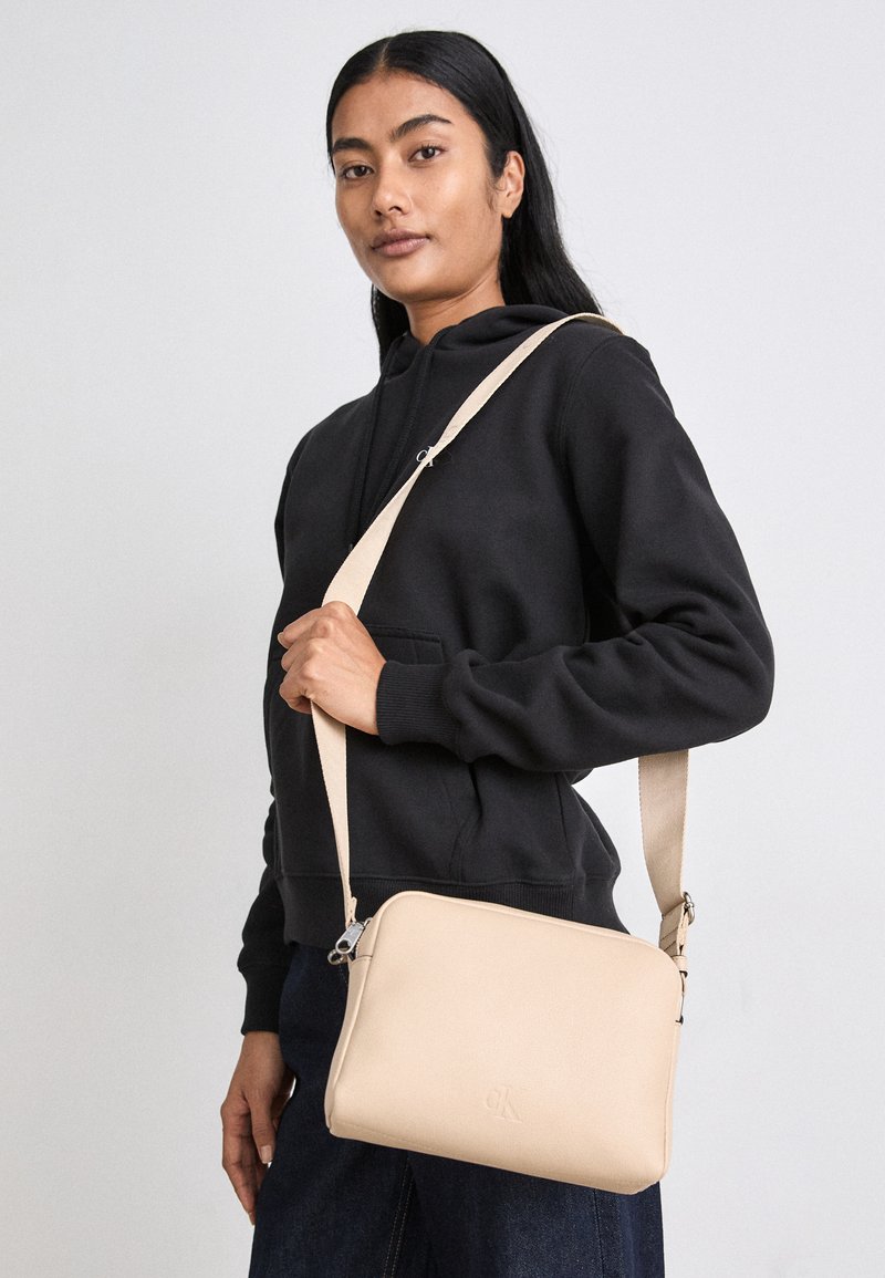 Calvin Klein Jeans ULTRALIGHT CAMERA BAG - Τσάντα χιαστί - porcelain sand