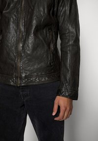 Gipsy by Mauritius CHUTO  - Casaco de couro - dark olive